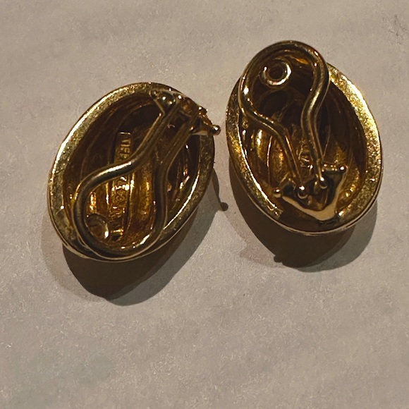 Vintage 1970s Tiffany & Co. earrings in 18k yellow gold. With Omega clip backs - Picture 6 of 6